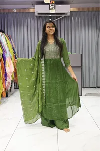 Pure Chinon Round Plaza Pair (Mahendi)