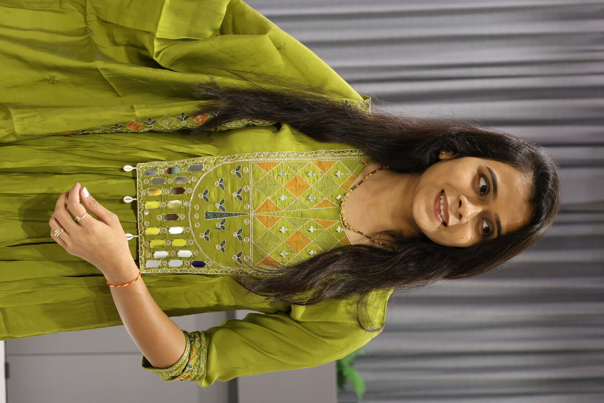 Latkan Mirror Patch Hevay Pair (Parrot)