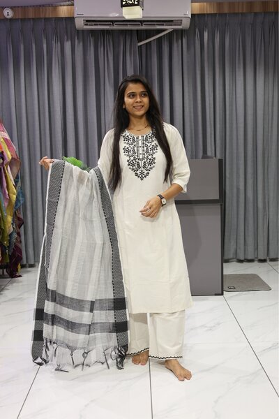 Flower With Vel Work White Pair