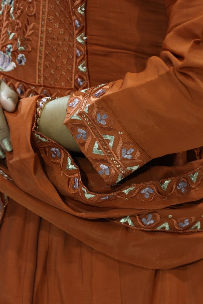 Peacock Neck Work Flat Round Work