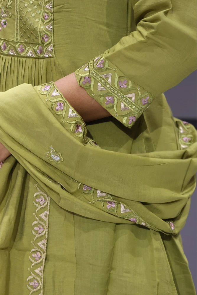 Peacock Neck Work Flat Round Work