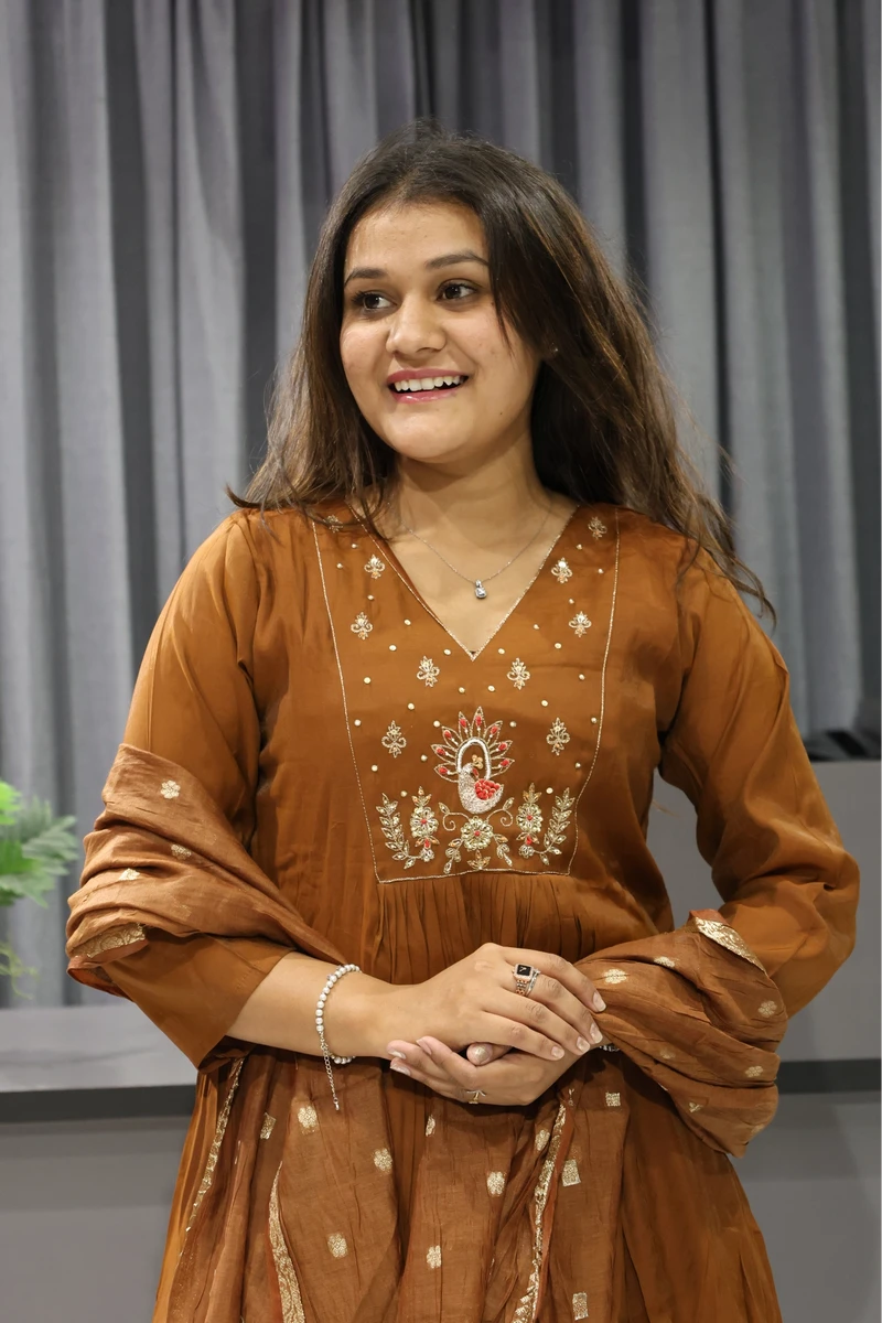 Peacock Neck Work Round Pair