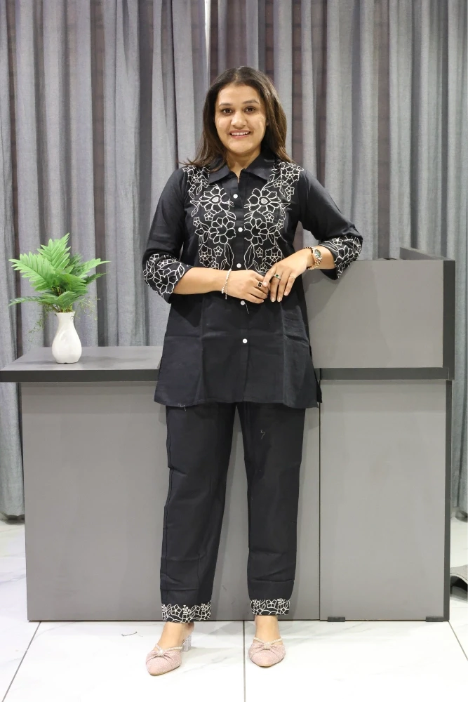 Collar With Flower Work Cord Set